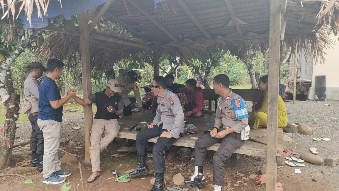 Personel Polsek Batui Gelar Jumat Curhat Datangi Tempat Nongkrong Warga