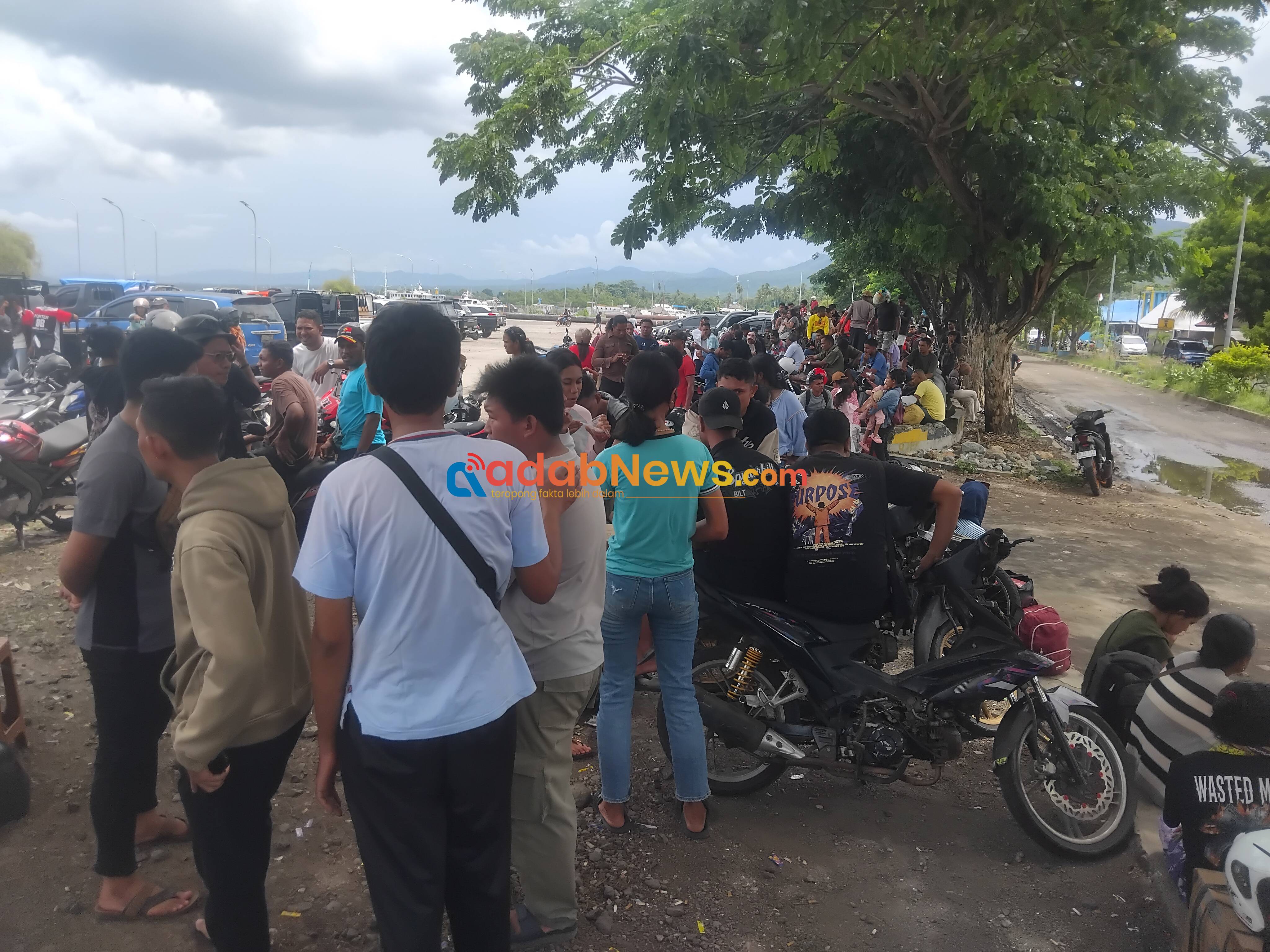 Jelang Natal, Ribuan Penumpang Menumpuk di Pelabuhan Lewoleba