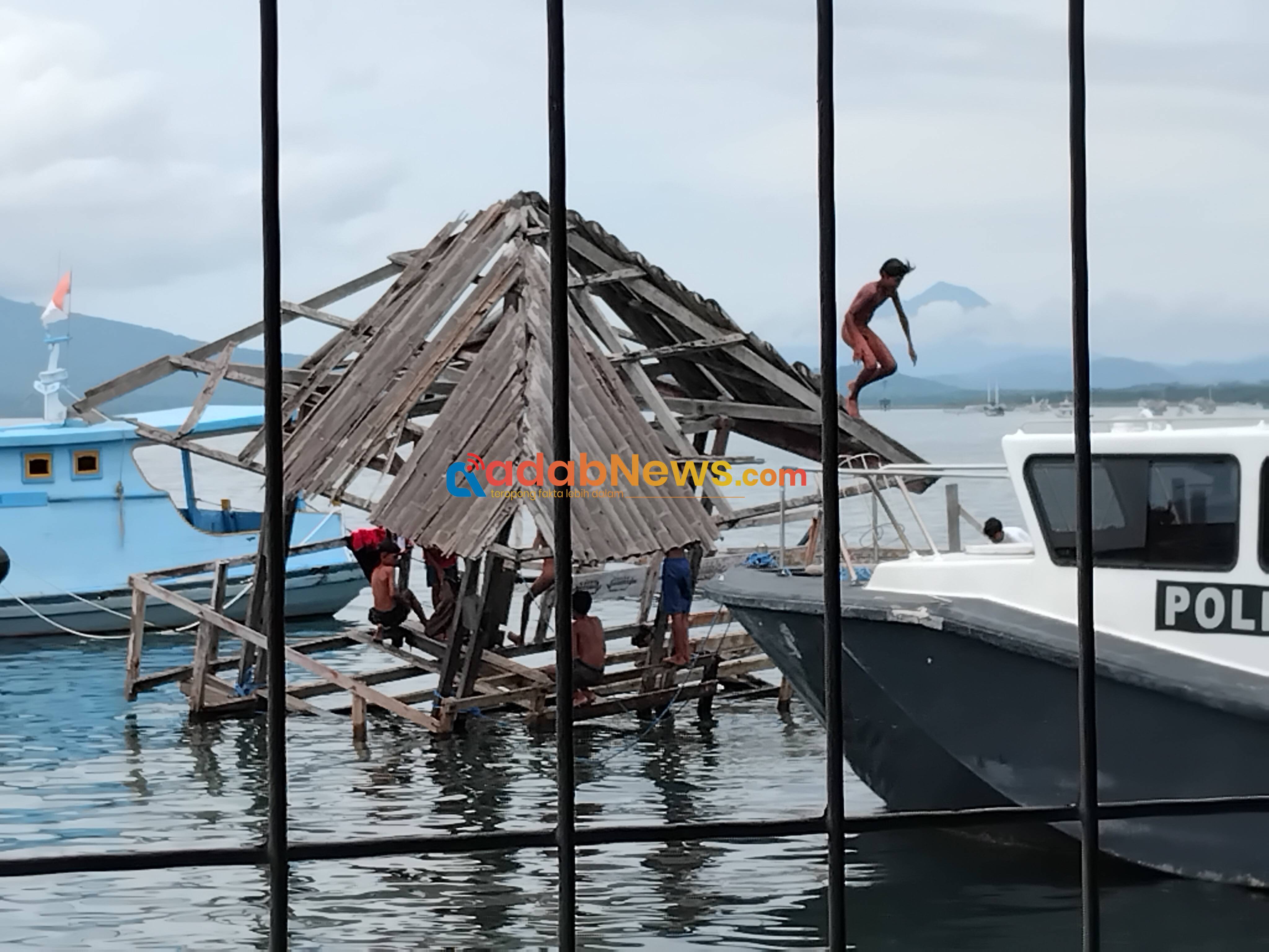 Rongsokan Jetty Lewoleba Berubah Jadi Wahana Permainan Anak-Anak