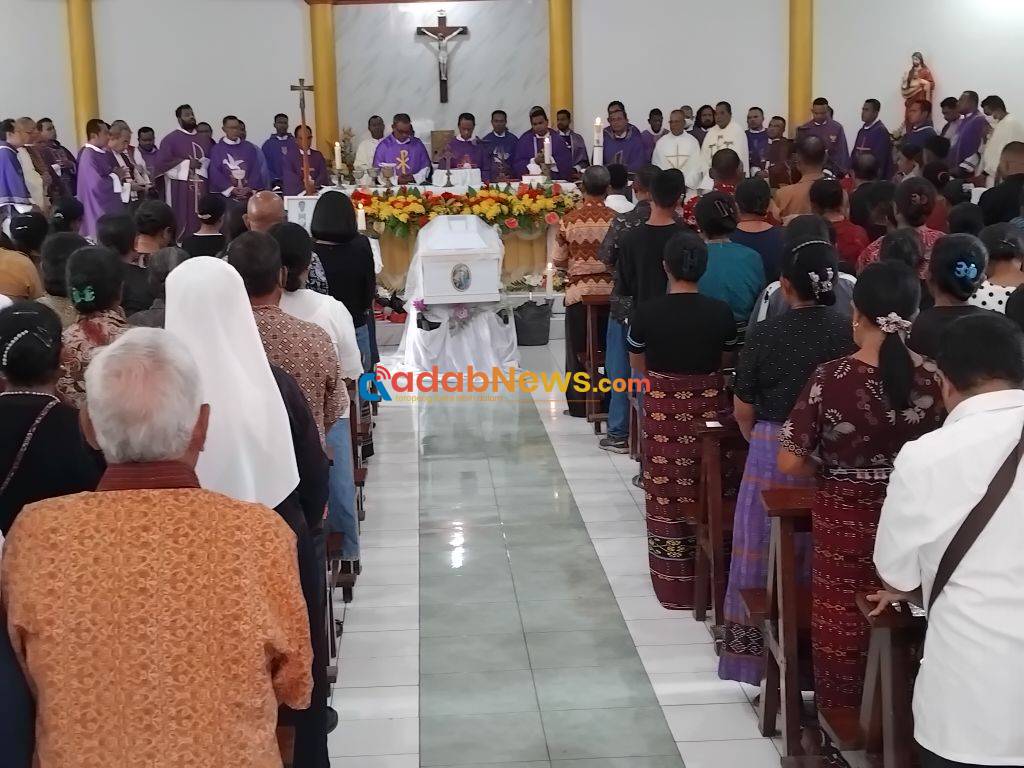 Deken Lembata Pimpin Misa Pemakaman Romo Marno, Sekjen Keuskupan Larantuka Sebut Salib Jadi Jalan Pulang ke Lewotanah Abadi