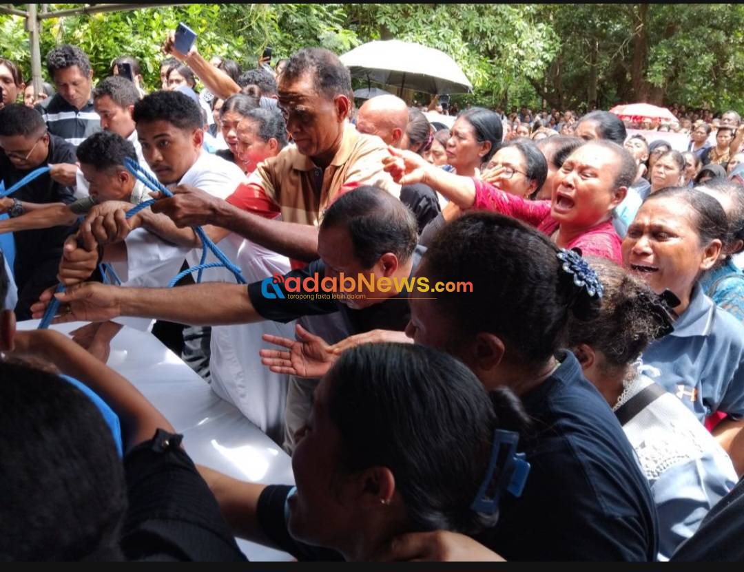 Isak Tangis Ribuan Umat Iringi Pemakaman Romo Marno di Lewoleba