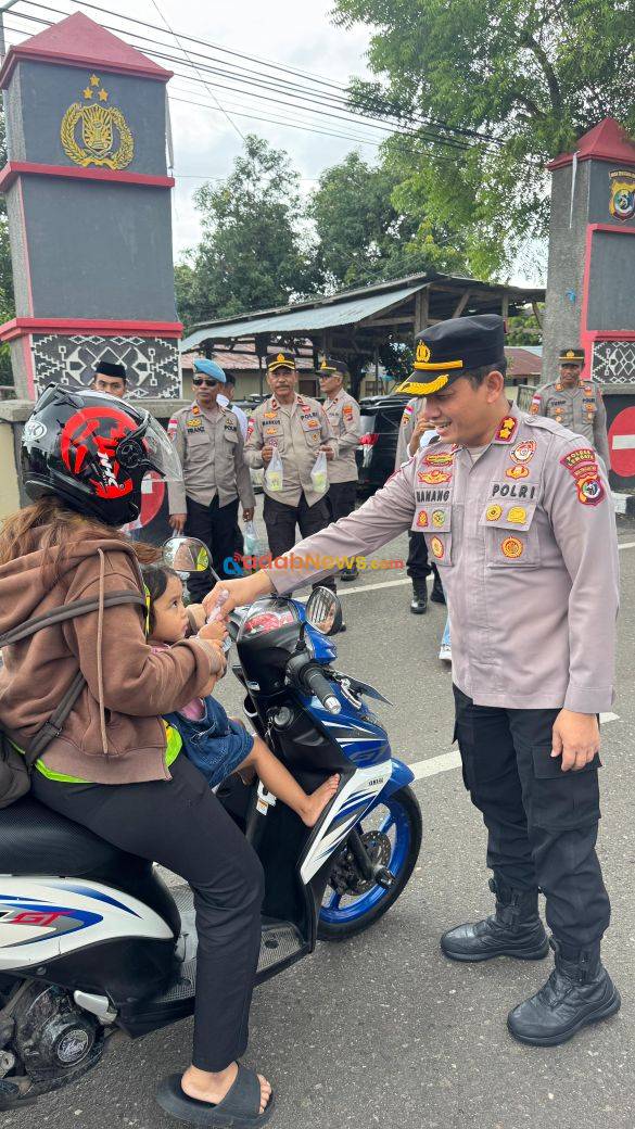 Polres Lembata Bagi Takjil Gratis untuk Warga Lewoleba Selama Ramadan