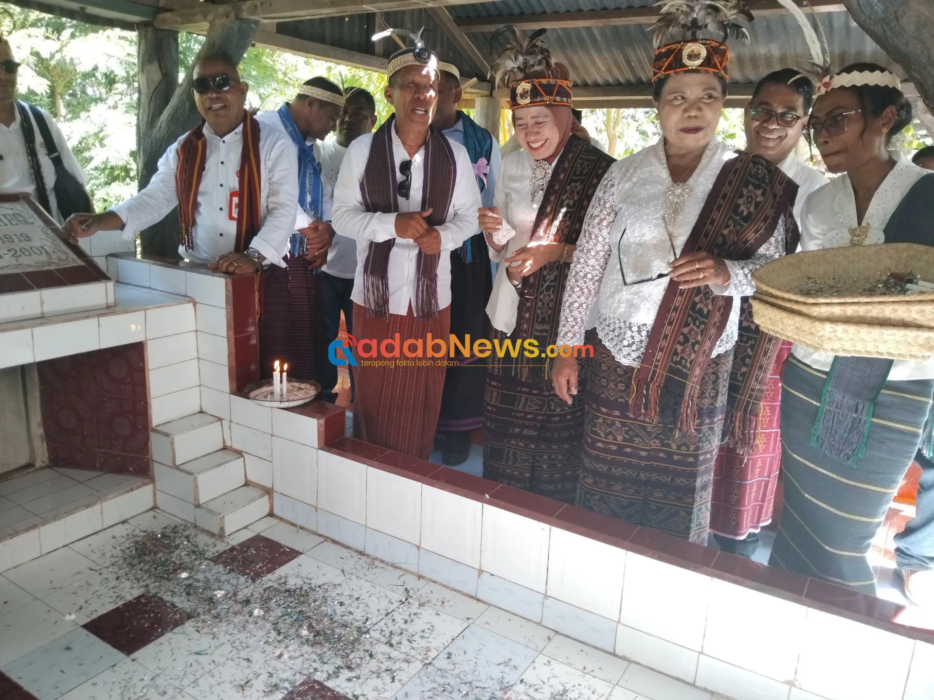 Jejak Sunyi Guru Oha: Tabur Bunga, Mengenang Akar Pendidikan Kedang di Puncak Hardiknas ke-66