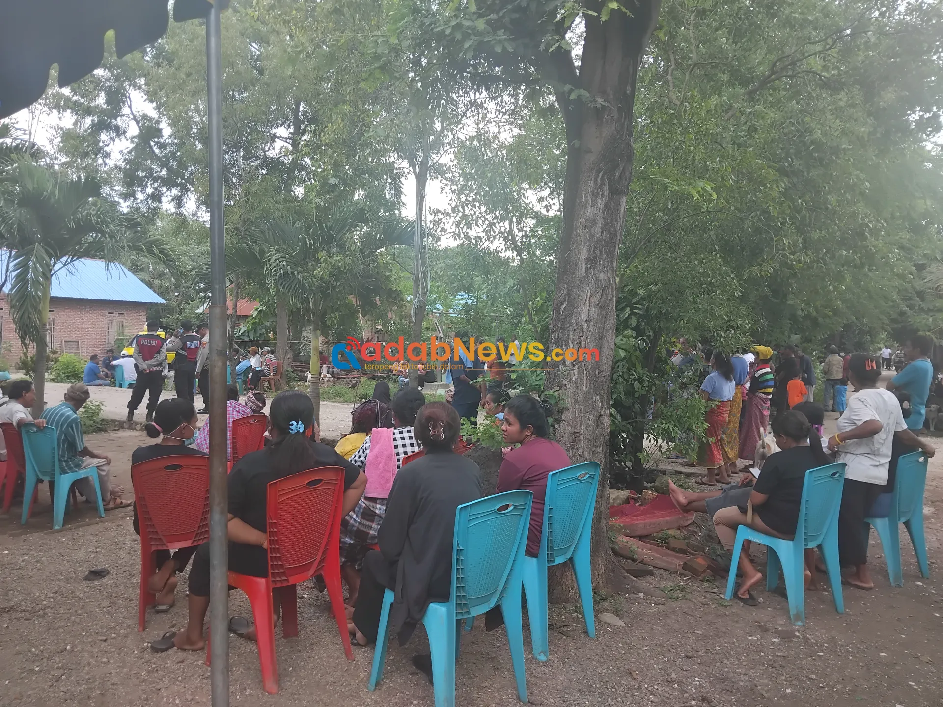 Warga Desa Laranwutun Antusias Ikuti Proses Otopsi Jenazah Mantan Kades